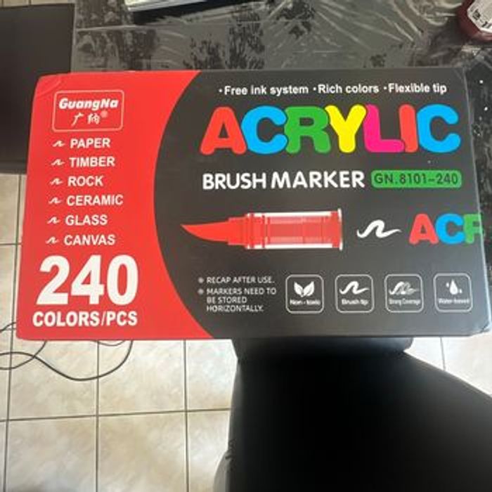 Feutres acryliques Guangna 240 neufs