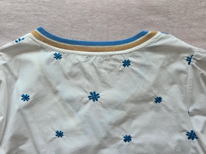 Haut blanc à manches courtes brodé – col V doré et bleu - photo numéro 5