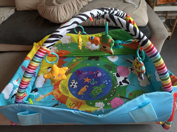 Tapis d’éveil lionelo + jouets