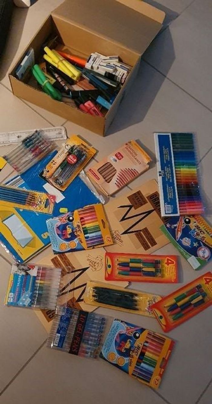 Fournitures scolaires neuves