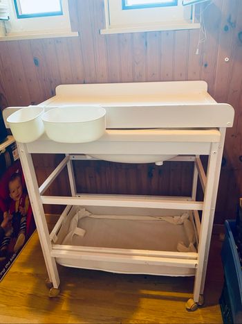 Table à langer avec baignoire