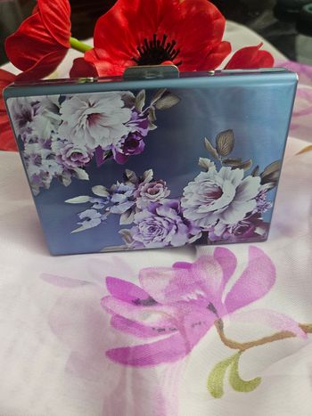 Porte carte en métal fleuri
