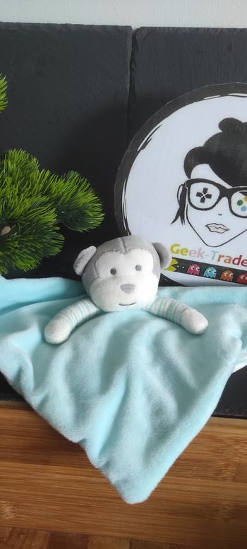 Doudou plat Singe bleu gris blanc rayé  obaïbi Okaïdi  Carré Rayure Turquoise