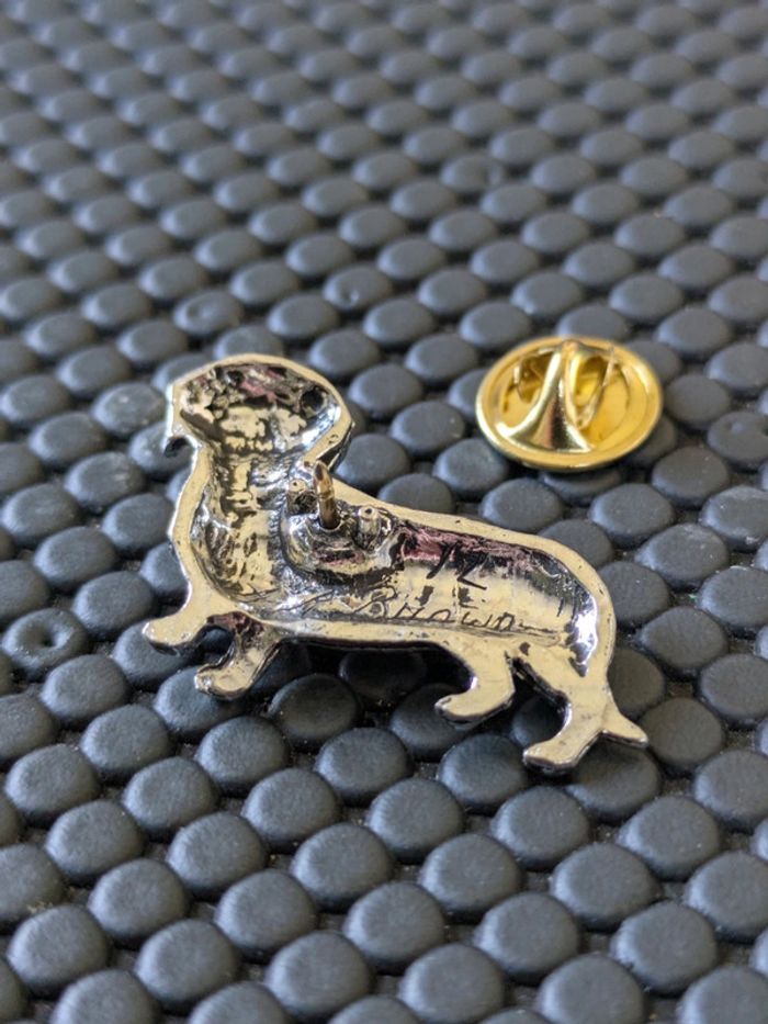 Pin's Teckel chien dog en étain signé AR Brown - photo numéro 2