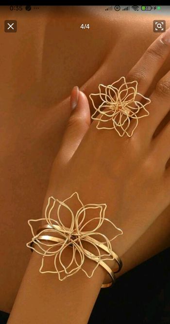 Boucle d'oreille en fil floral