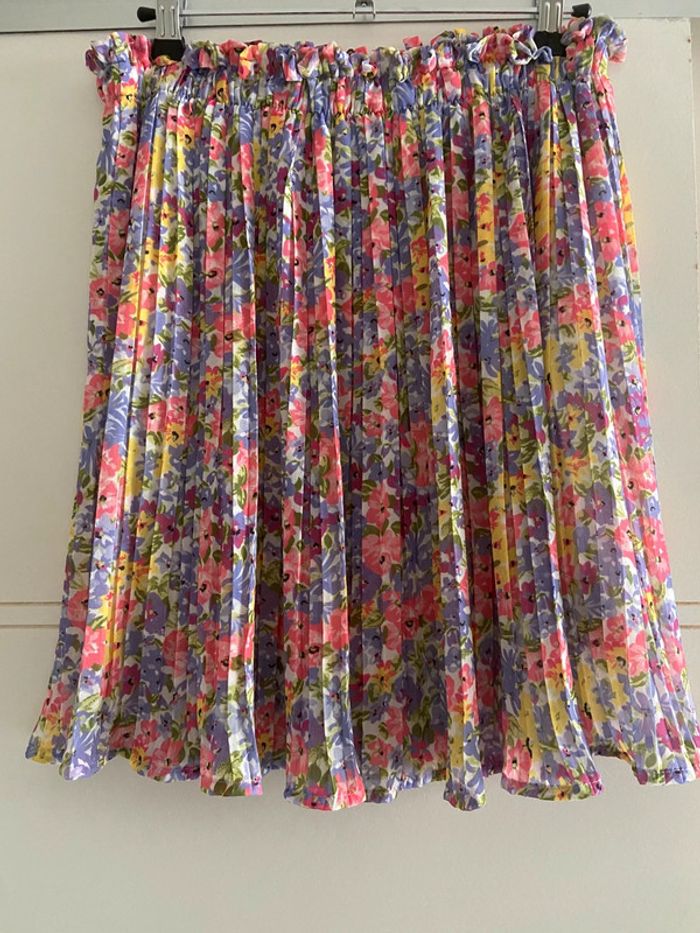 Petite jupe courte d’été fleurie plissée rose et violet