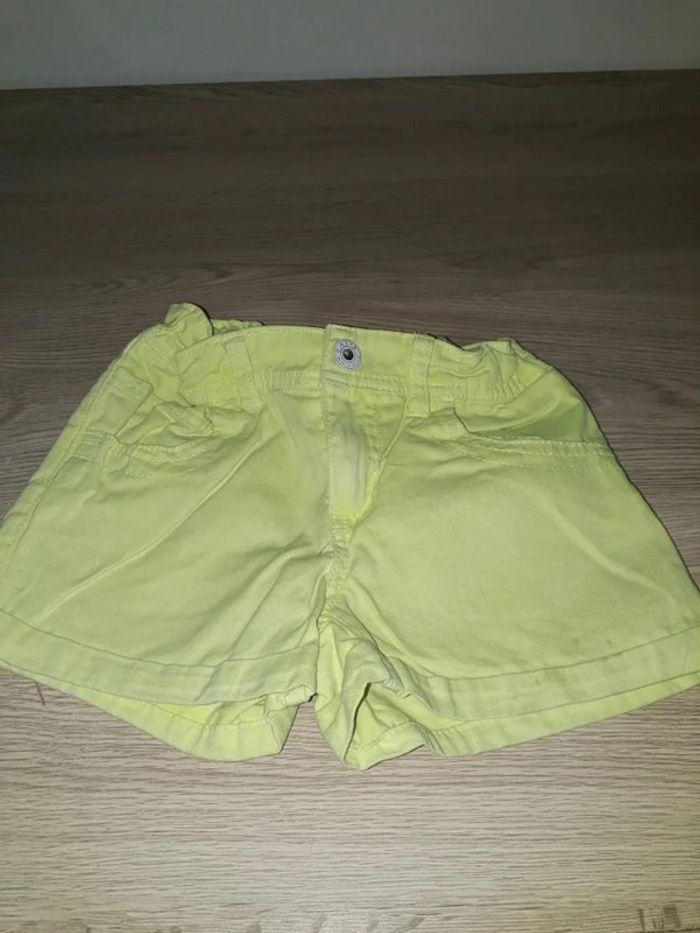 Short jaune