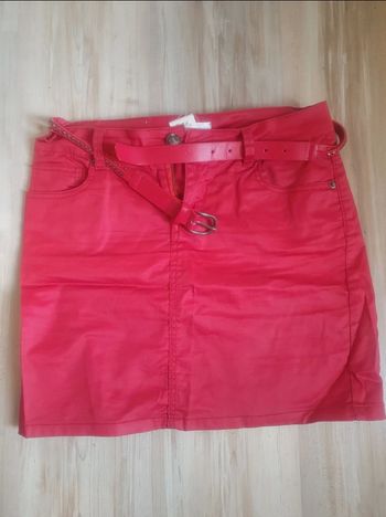 Jupe rouge style enduit