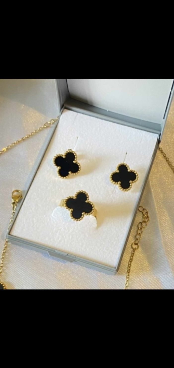 Bancle et boucles à trèfle