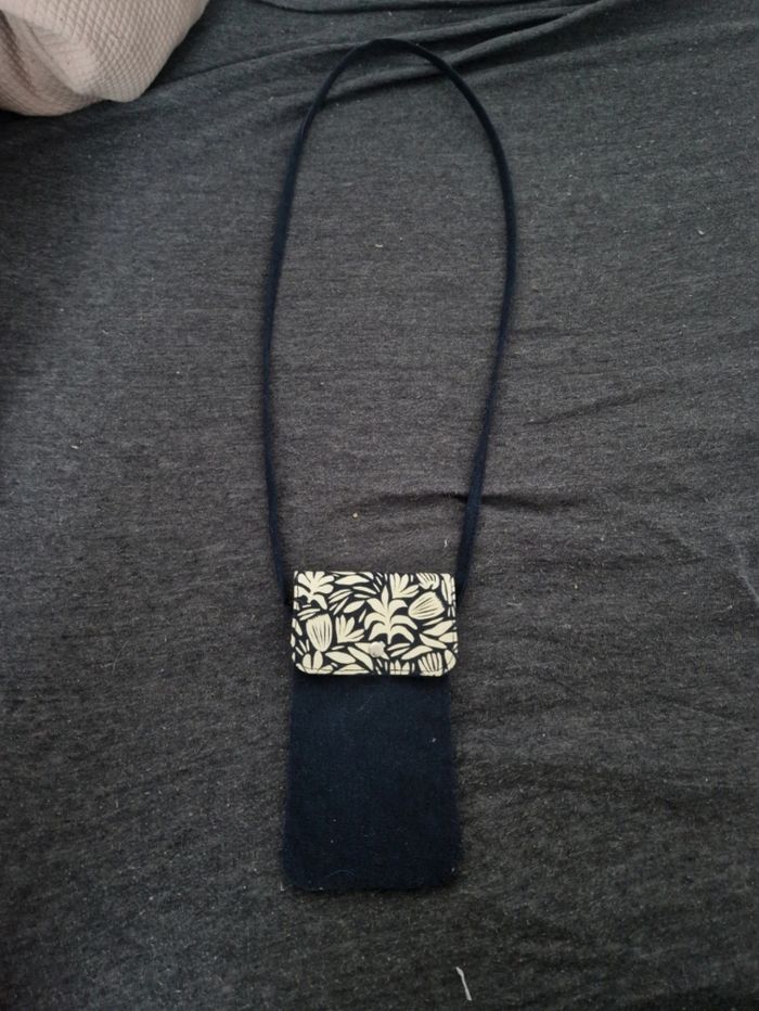 Pochette à téléphone Yves rocher