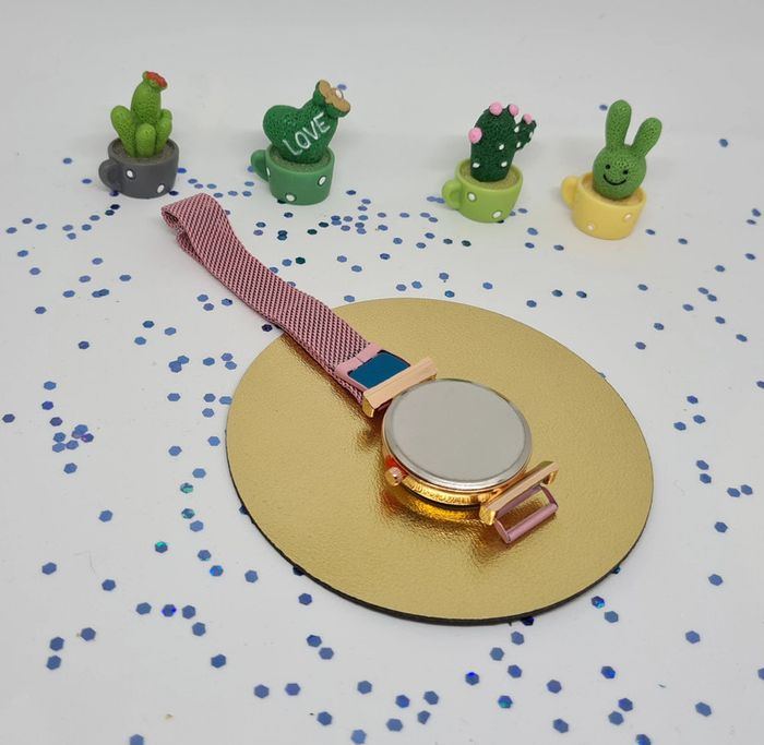 Montre femme dorée et rose avec motif chats - photo numéro 4