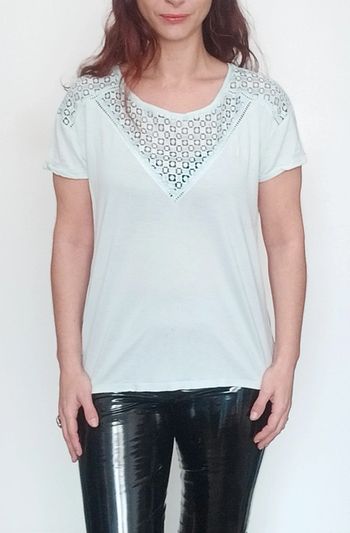 T-shirt turquoise crochet au décolleté taille 42