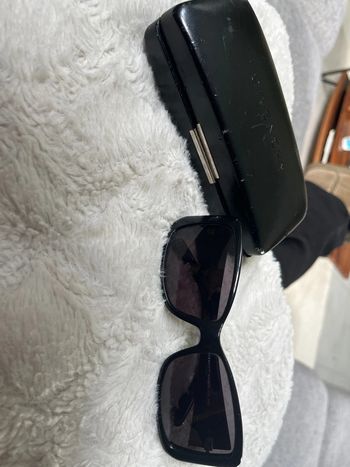Lunettes de soleil Givenchy avec leur boîte