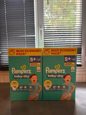 Lot de 2 cartons de couches Pampers baby-dry taille 5+