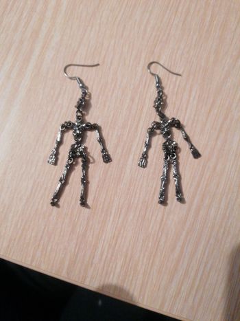 Boucle d'oreille squelette