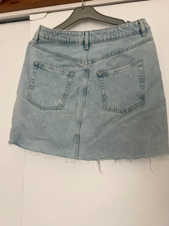 Mini jupe en jean destroy H&M Divided - photo numéro 2
