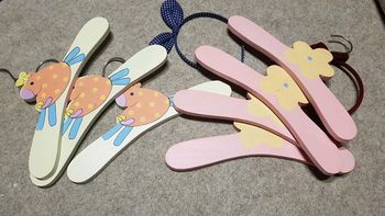 Lot de 7 cintres bébé en bois