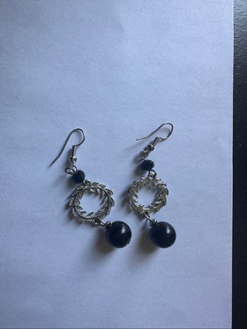 Boucles d’oreilles noires et argentées