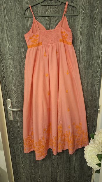 Robe brodée a fines bretelles reglables rose et orange