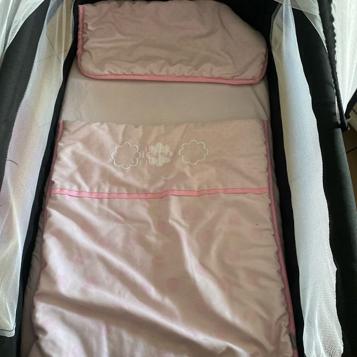 Co, dodo qui se met de plusieurs façons, même en mode berçaGe - photo numéro 3