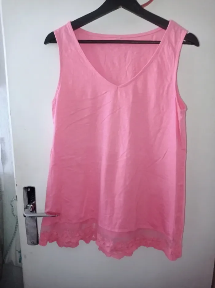T-shirt sans manche rose avec dentelle