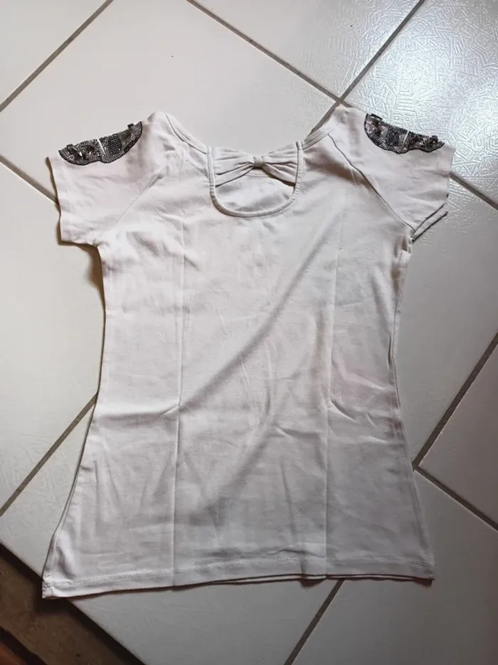 T-shirt femme blanc avec tête de mort sur les épaules - photo numéro 10