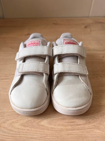 Basket adidas rose et blanche 