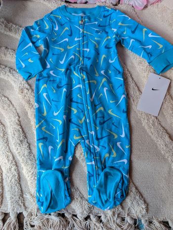 Combinaison 6 mois. Nike. Neuf