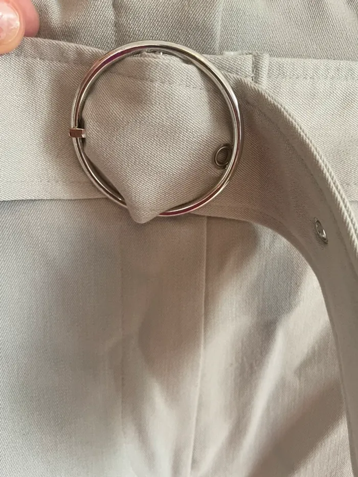 Pantalon gris clair avec ceinture - photo numéro 2