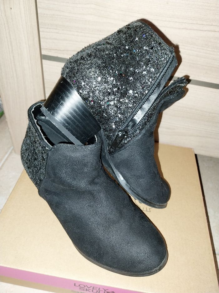 Bottines noires pailletées p.34