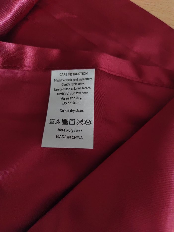 Draps en satin rouge - photo numéro 2