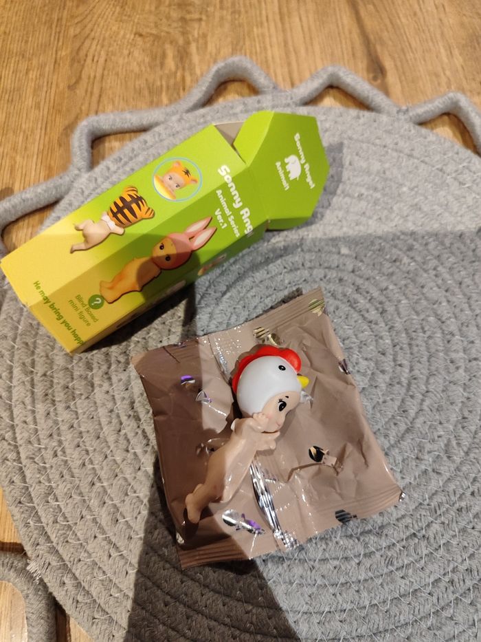 Petite figurine bébé poule