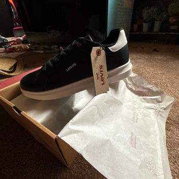 Superbes baskets Levi’s  neuves avec étiquette pointure 39
