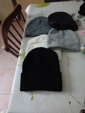 Bonnet  neuf  5 euros  l un