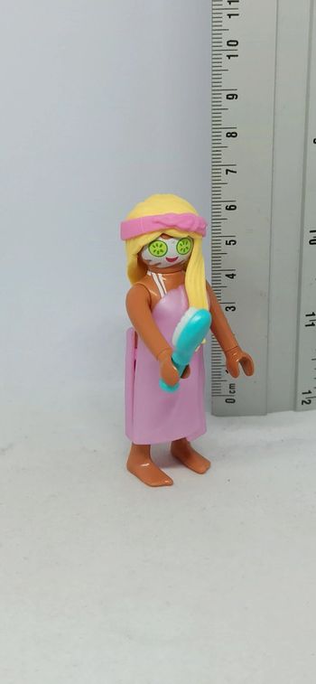 Femme avec soins au visage et serviette playmobil