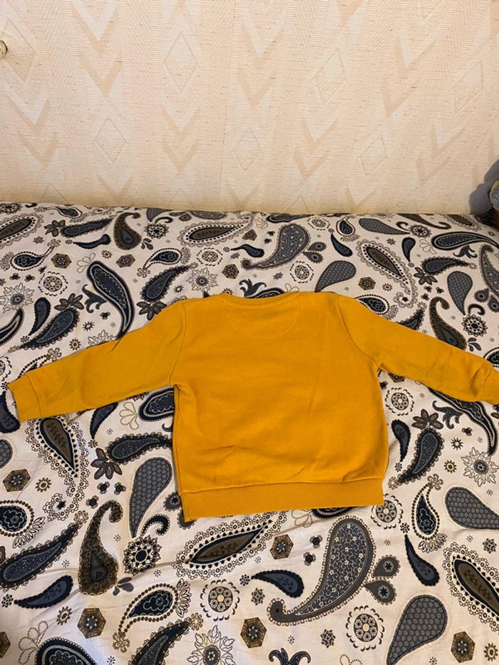 Superbe beau sweat à motifs  Primark moutarde taille 3-4 ans - photo numéro 4