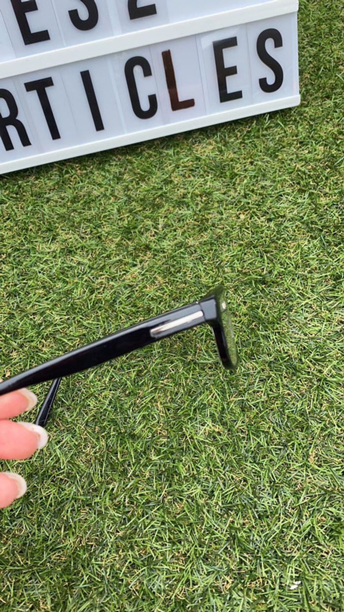 Lunettes noires - photo numéro 2
