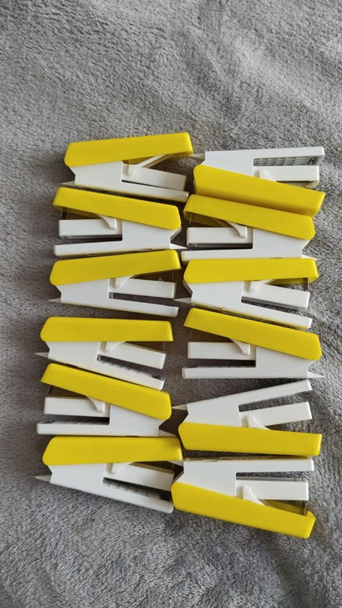 Lot de 12 petites agrapheuses jaune et blanche