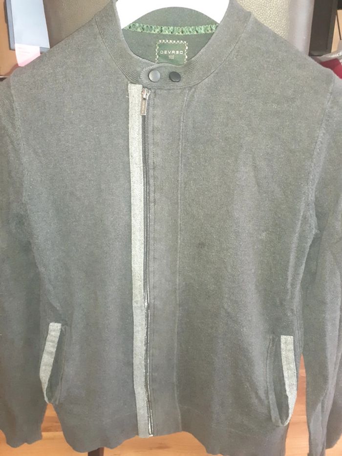 Gilet fines mailles gris avec fermeture asymétrique