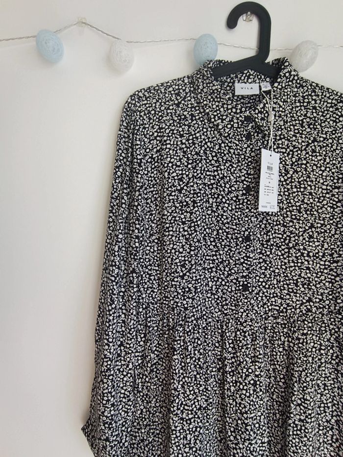 Robe noire à imprimé floral blanc Vila Taille 38 Neuf avec étiquette - photo numéro 2
