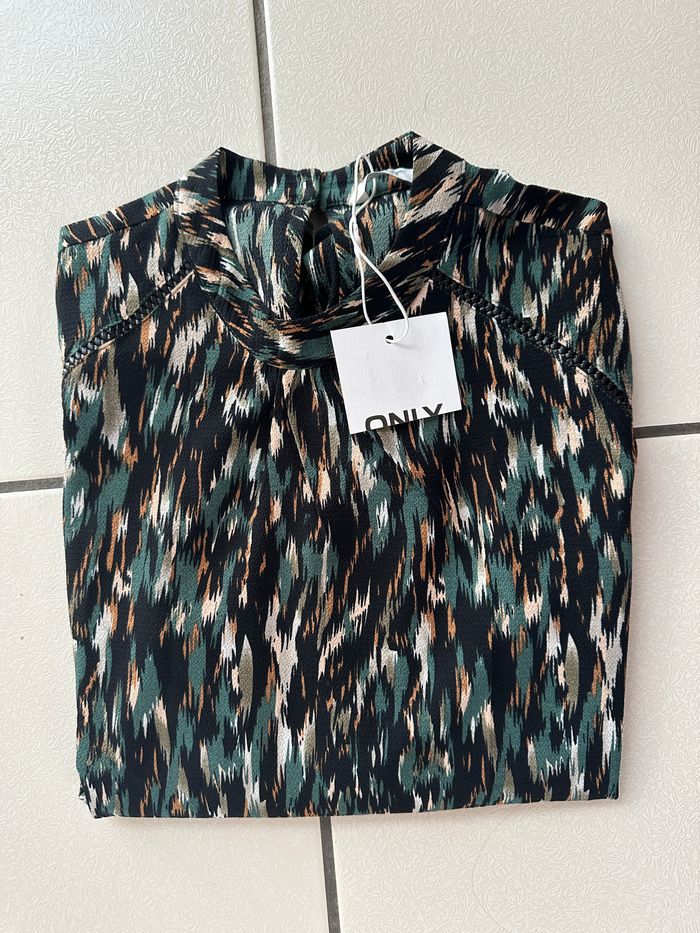 blouse / haut manches longues ONLY imprimé sauvage taille 34 NEUF - photo numéro 7