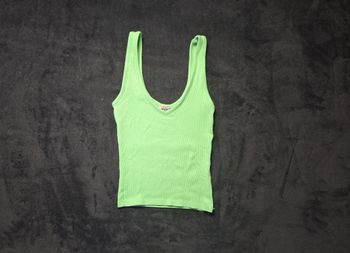 Debardeur vert.