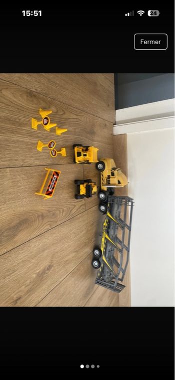 Camion avec véhicule chantier 