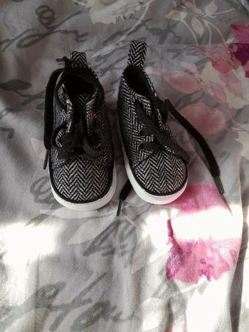 Chaussures bébé neuve 3 à 6mois