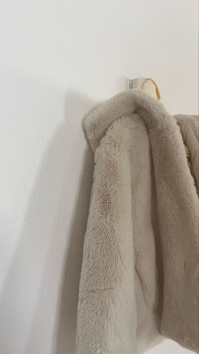 Veste en fausse fourrure fille  9/10 - photo numéro 3