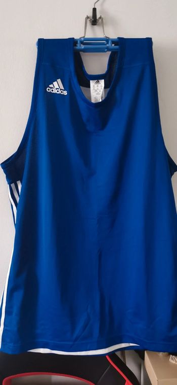 Débardeur Adidas taille 3xl entres bon état
