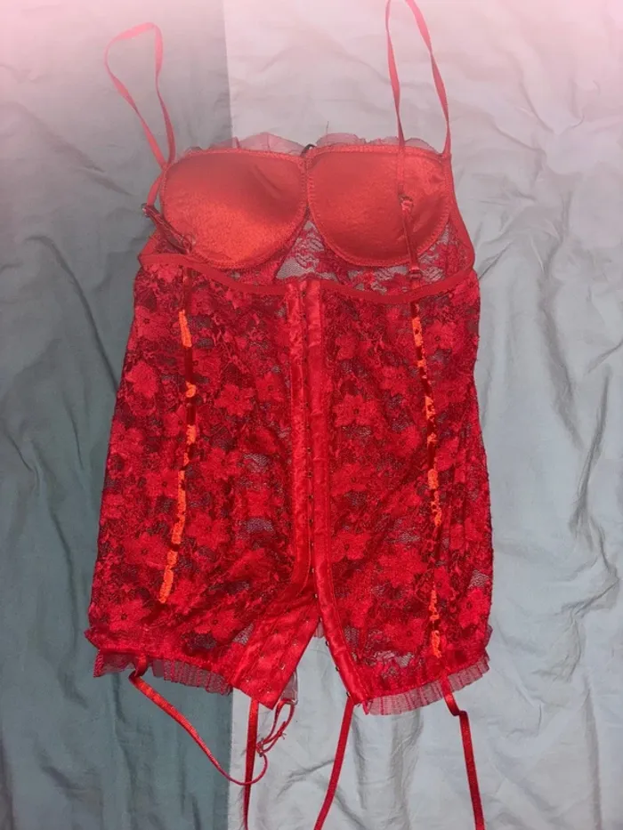 Corset souple rouge neuf Taille 85B - photo numéro 2