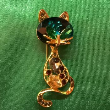 Broche chat en métal doré et strass 