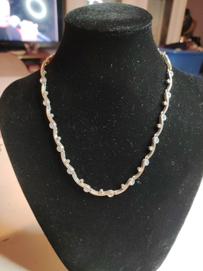 Collier métallique et strass