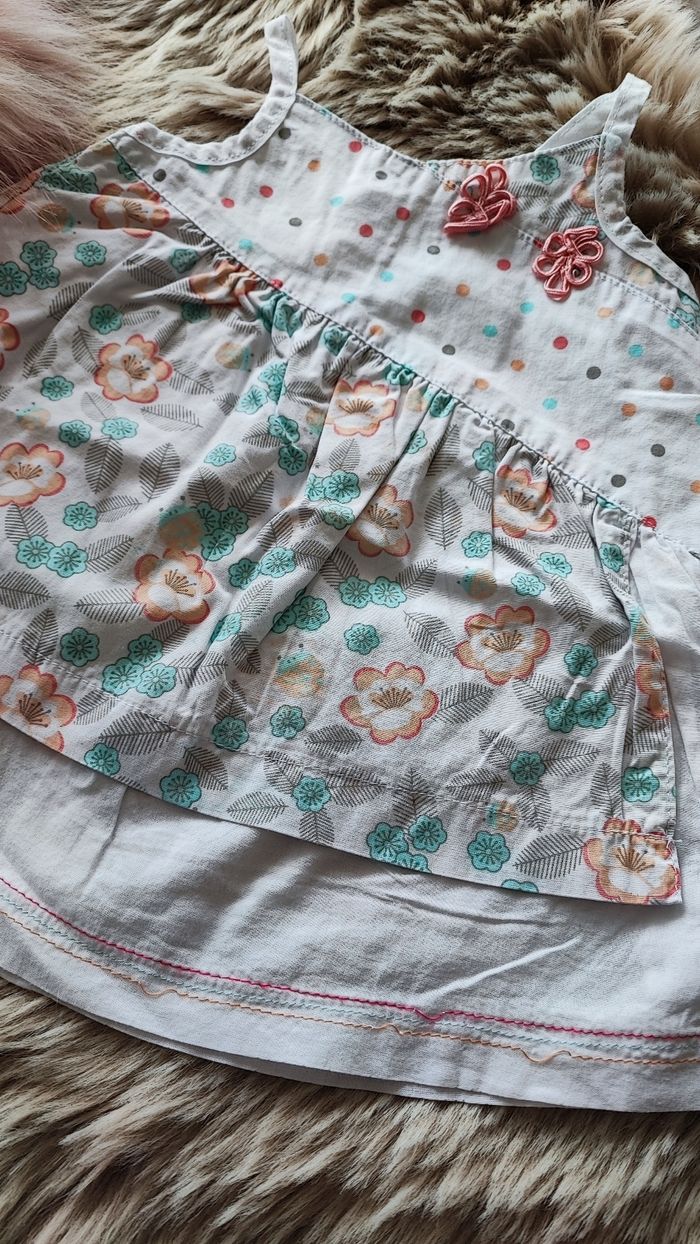 Robe blanche a fleurs orchestra 3 mois - photo numéro 3